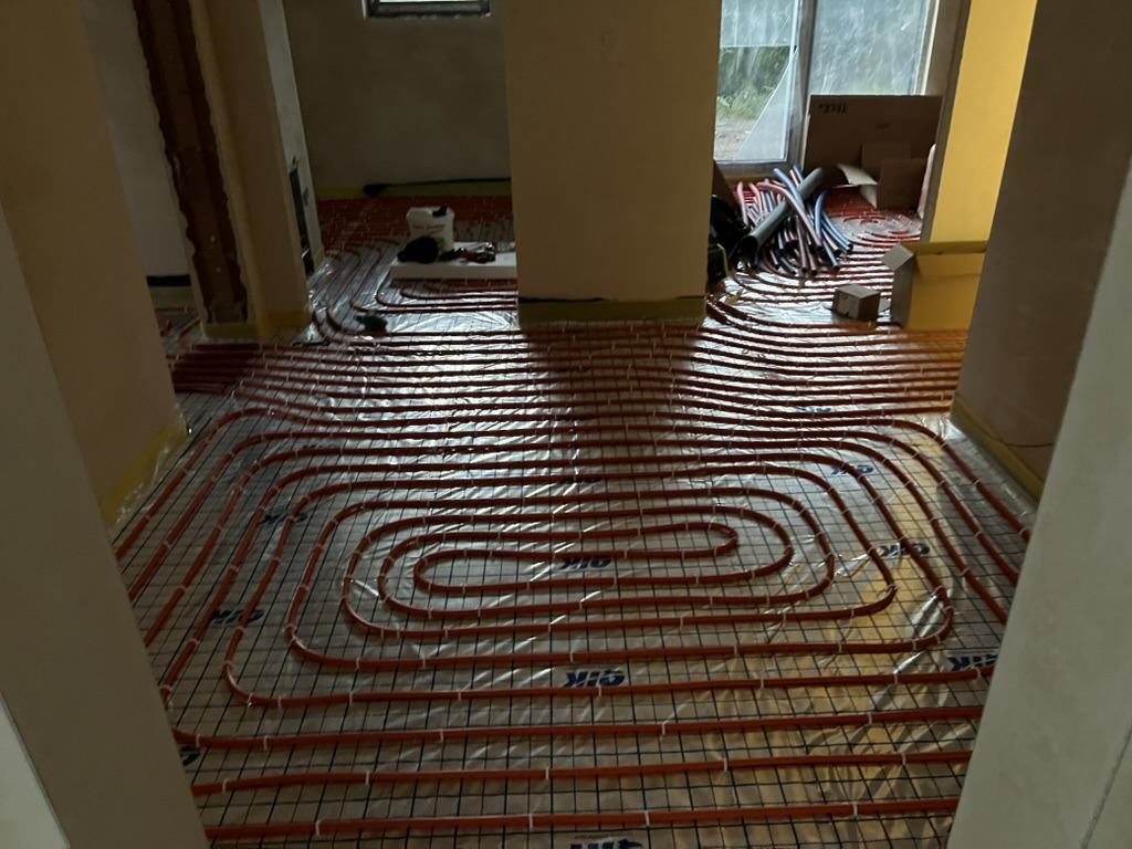 Instalacja podłogówki w pomieszczeniach i przejściach — Katowice