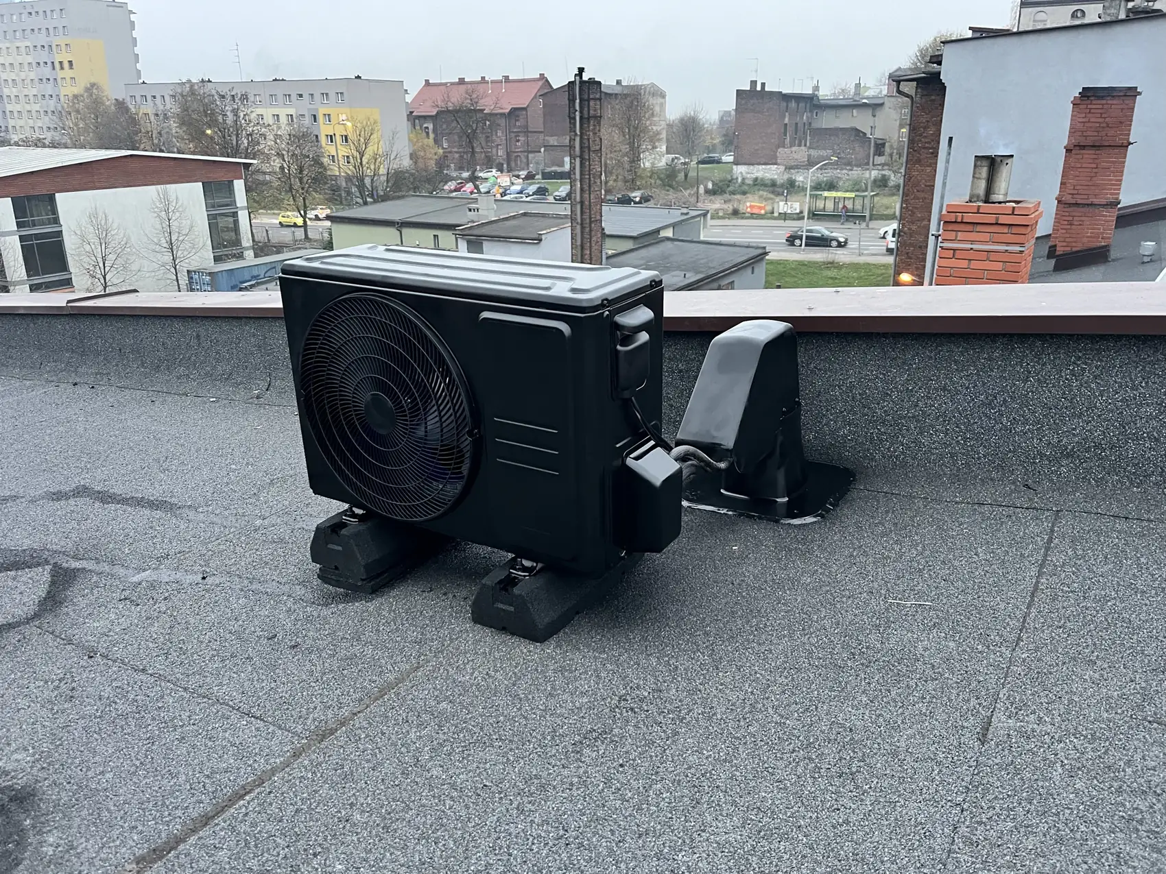 Dwie jednostki zewnętrzne na dachu płaskim