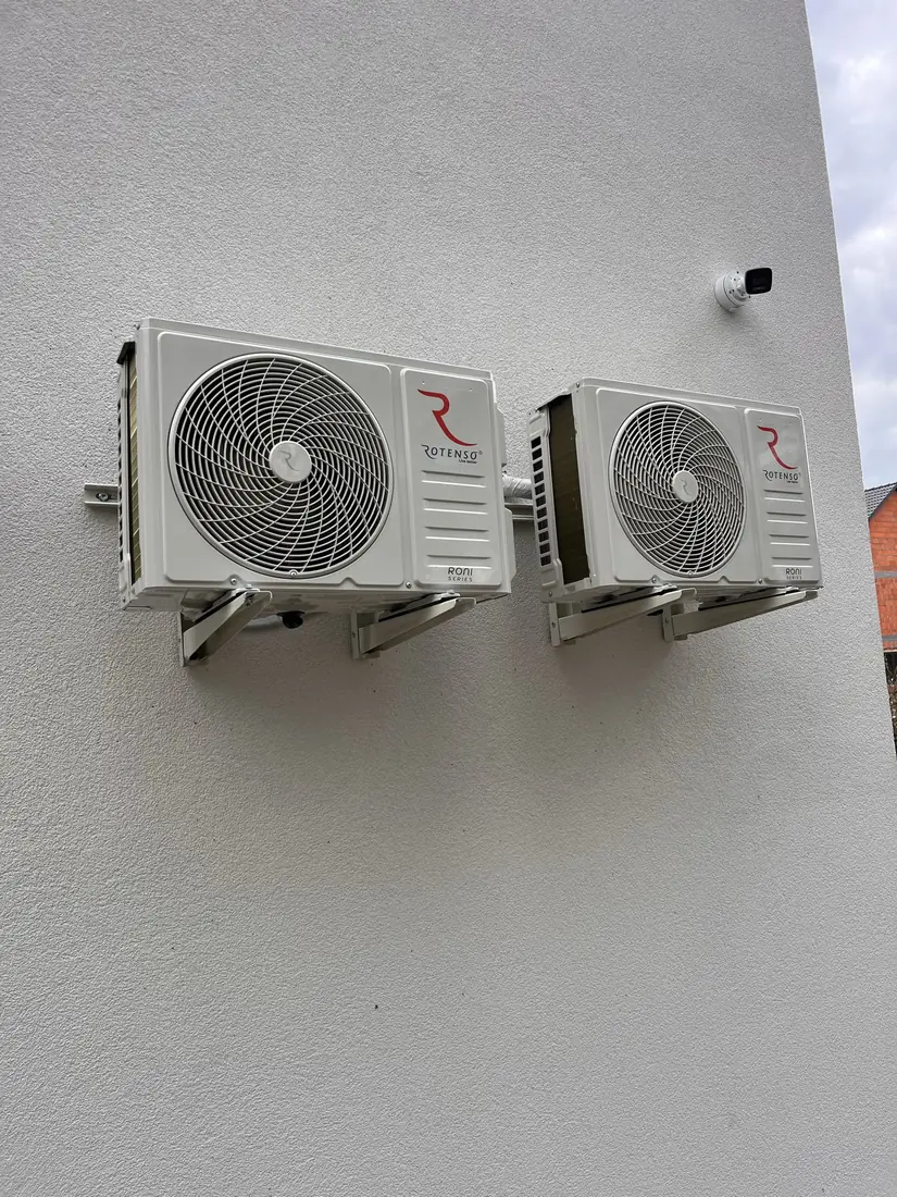Dwie jednostki zewnętrzne na wspornikach ściennych