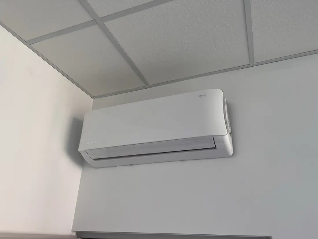Biały klimatyzator ścienny pod sufitem