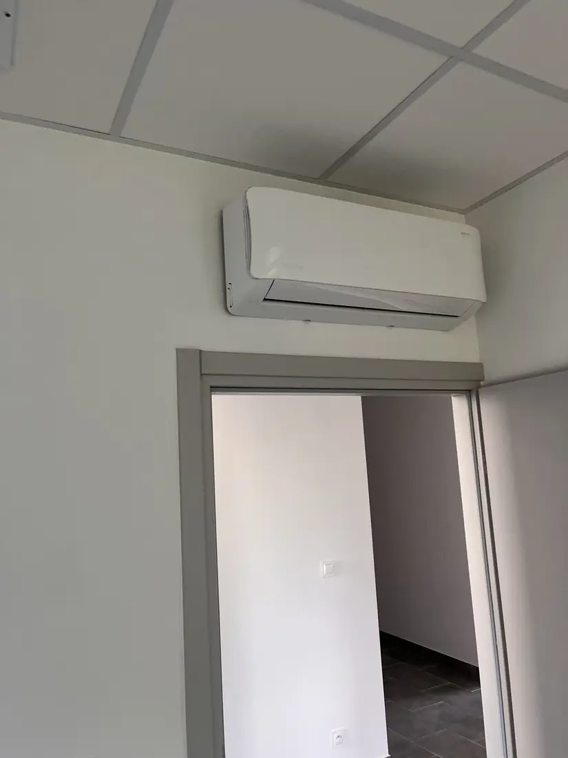 Klimatyzator ścienny nad przejściem